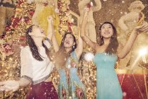 Giovani donne asiatiche attraenti a Natale shopping — Foto stock