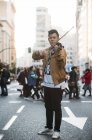 Jovem asiático músico masculino com violino na cidade — Fotografia de Stock