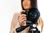 Cabello largo mujer china con su cámara profesional - foto de stock