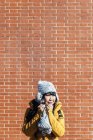 Jeune attrayant asiatique femme posant contre rupture mur — Photo de stock