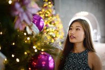 Giovane attraente donna asiatica vicino abete di Natale — Foto stock
