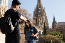 Chinesisch pärchen haben spaß in barcelona, spanien — Stockfoto