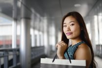 Jovem atraente asiático mulher com compras saco — Fotografia de Stock