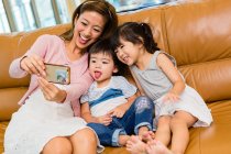 Mutter und Kinder machen ein Selfie zu Hause — Stockfoto