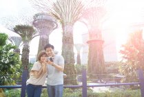 Les touristes explorent les jardins près de la baie, Singapour RELIZI NE PRAVILNIE — Photo de stock