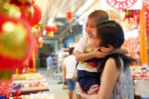 RELEASES Glückliche asiatische Mutter und kleiner Junge verbringen Zeit miteinander beim chinesischen Neujahrsfest und Einkaufen — Stockfoto