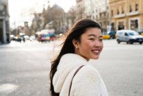 Joven mujer china caminando por las calles de barcelona - foto de stock