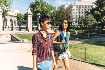 Mulheres asiáticas caminhando no parque juntas — Fotografia de Stock