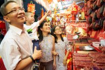 Щаслива азіатська сім'я проводить час разом у китайському новому році — стокове фото