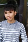 Jovem adulto asiático homem posando para câmera em casa — Fotografia de Stock