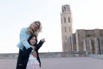 Щасливі молоді матері китайські зі своєю дочкою, насолоджуючись видом на місто — стокове фото