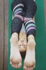 Молода спортивна азіатська жінка робить йогу, вид зверху — стокове фото