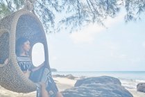 LIBÉRATIONS Young woman relax by the beach in Koh Kood, Thailand — Photo de stock