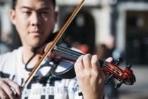 Jovem asiático músico masculino com violino close-up — Fotografia de Stock