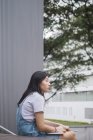 Молодий азіатський студент коледжу, який навчається біля кампусу — стокове фото