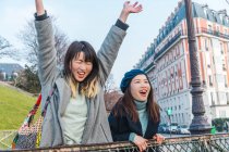 Молоді випадкові азіатські дівчата позують на міській вулиці — стокове фото
