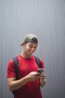 Jovem asiático estudante universitário usando smartphone — Fotografia de Stock