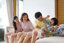 Щаслива молода азіатська сім'я разом розважається вдома — стокове фото