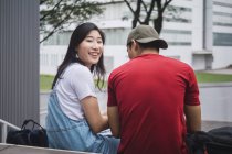 Молодые азиатские студенты, обучающиеся на открытом воздухе — стоковое фото