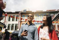 Chino asiático que pasa tiempo juntos en Chinatown con teléfono inteligente - foto de stock