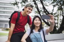 Jeune asiatique collège étudiants prendre selfie ensemble — Photo de stock