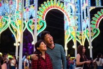 Giovane coppia asiatica trascorrere del tempo insieme in città mentre celebra il Natale — Foto stock