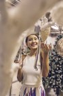 Giovane attraente asiatico donna a natale shopping — Foto stock