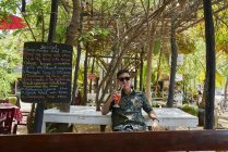 Junger mann trinkt fruchtsaft in einem café von bagan, myanmar. — Stockfoto