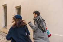 Giovani ragazze asiatiche casuali a piedi sulla strada della città — Foto stock