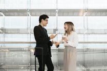 Negócio bem sucedido casal asiático juntos no aeroporto — Fotografia de Stock