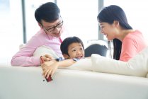 Щаслива азіатська сім'я проводить час разом вдома — стокове фото