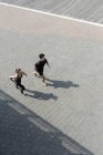 Elevado vista de asiático pareja corriendo juntos - foto de stock