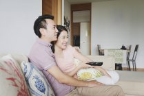 Erwachsene asiatische Paar zusammen fernsehen zu Hause — Stockfoto