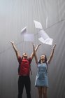 Giovani studenti universitari asiatici gettare la carta in aria — Foto stock