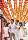 Щасливі азіатських родини витрачати час разом в традиційних сінгапурських shrine — стокове фото