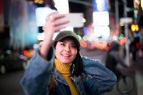 Молодий приваблива жінка беручи selfie, Нью-Йорк, США — стокове фото