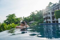 Giovane coppia asiatica rilassante in piscina — Foto stock