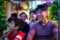 Heureux asiatique famille passer du temps ensemble dans parc d'attractions à noël — Photo de stock