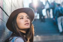 Jeune attrayant asiatique femme posant à caméra dans chapeau — Photo de stock