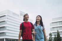 Junge asiatische Studenten stehen gegen den Campus — Stockfoto
