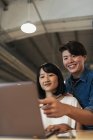 Jóvenes asiático negocios personas trabajando juntos en moderno oficina - foto de stock