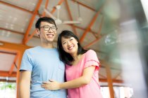 Молода азіатська пара обіймається разом — стокове фото