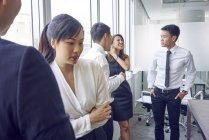 Молоді азіатські ділових людей, що працюють в сучасному офісі — стокове фото