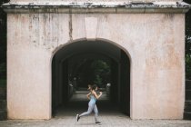 Молодая азиатская спортсменка бегает на открытом воздухе — стоковое фото