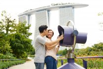 Les touristes explorent les jardins près de la baie, Singapour RELIZI NE PRAVILNIE — Photo de stock