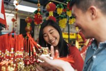 Joven feliz asiático pareja en chinatown - foto de stock