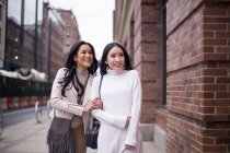 Two beautiful asian women together at new york, usa — Stock Photo