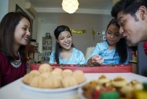 Азиатская семья празднует Хари Райя вместе дома — стоковое фото