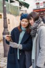 Випадковий азіатських дівчат за допомогою смартфона в місті — стокове фото