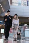 Succès entreprise asiatique couple ensemble dans aéroport — Photo de stock